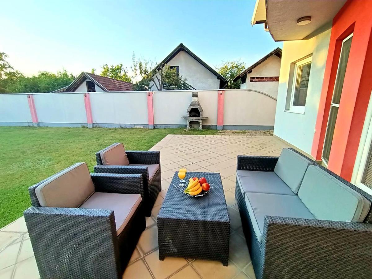 Villa 2 Etagen Mit Grossen Garten Modrica エクステリア 写真