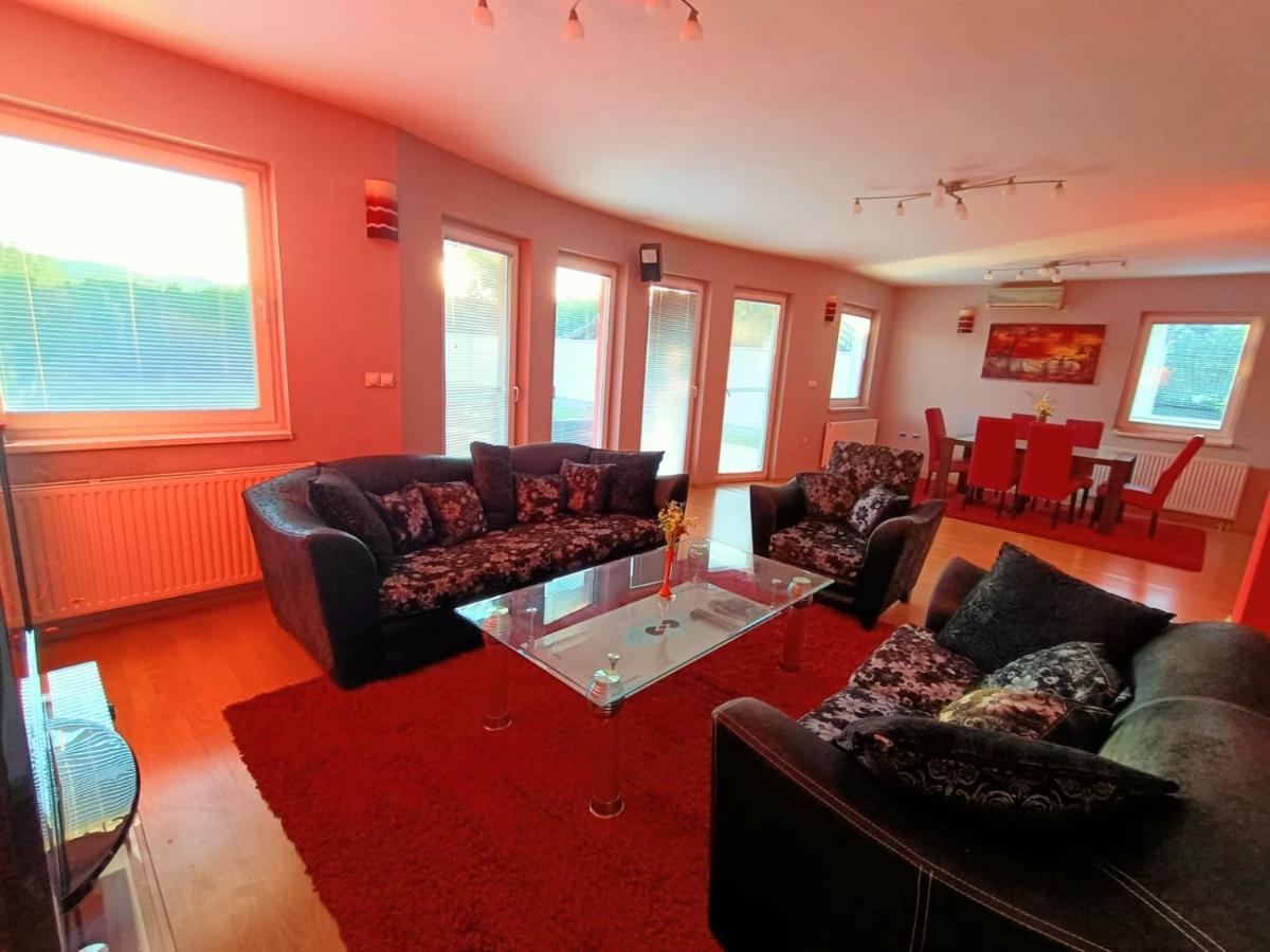 Villa 2 Etagen Mit Grossen Garten Modrica エクステリア 写真